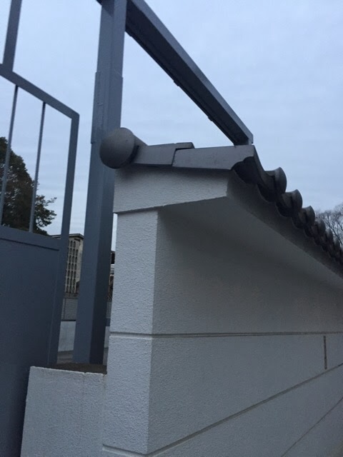 のし瓦をなくし、直線的でスタイリッシュな和モダン笠木瓦（冠瓦）に葺き替えられた塀のリフォーム事例