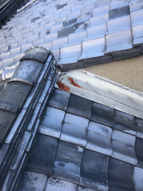 大阪市福島区で確認した瓦屋根の壁際板金の錆と継ぎ目劣化、長雨時の雨漏りリスク
