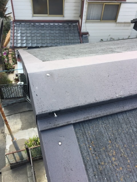 【堺市中区】業者の「屋根の金属が浮いている」指摘。飛散を防ぐ最新の棟補修
