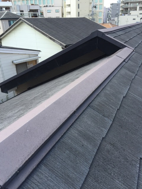堺市中区の現地調査。棟板金が浮き上がり強風で飛散するリスクがある屋根