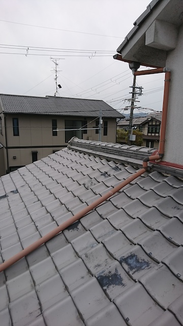 瓦屋根の棟と軒先