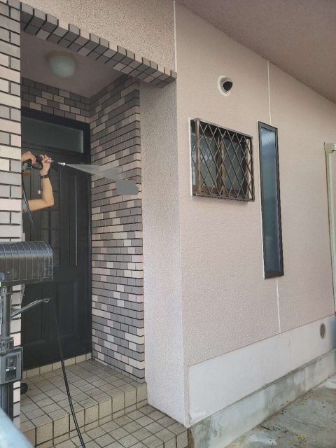 八尾市の築20年の戸建住宅で雨漏り補修し、外壁塗装工事をしました。