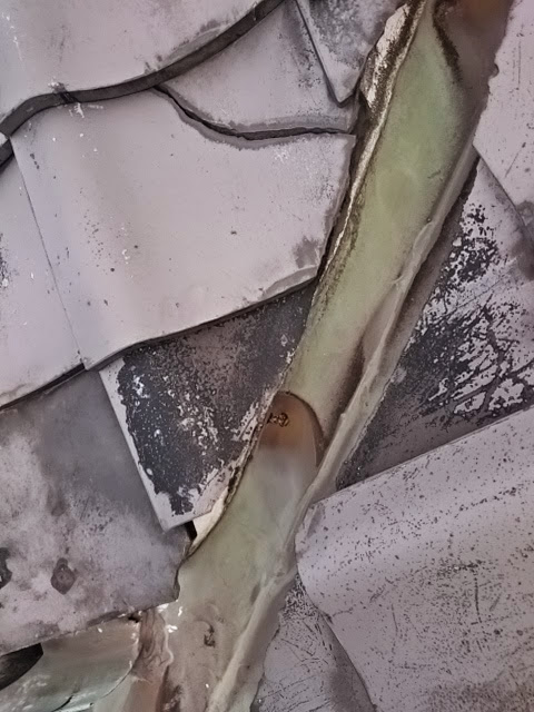 【八尾市】「昔の良い銅板」が仇に？屋根の谷に空いた