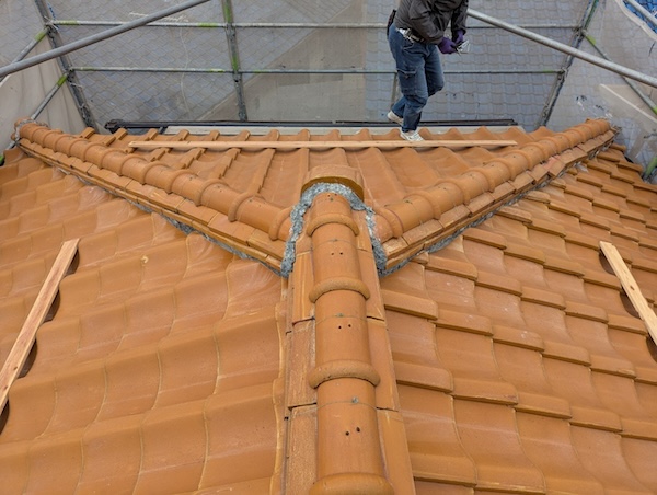 池田市井口堂の雨漏りの原因となっていた施工前の劣化した棟瓦の様子