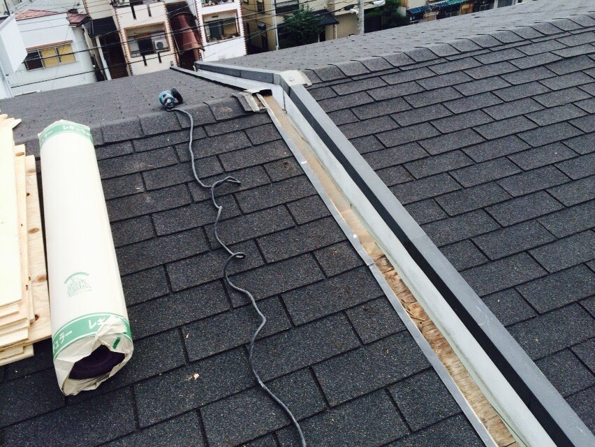 【柏原市】アスファルトシングルの剥がれは「下地補強」で直す！20年安心のカバー工法