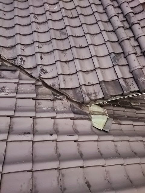 酸性雨の影響で変色し劣化が進んだ銅板の谷樋