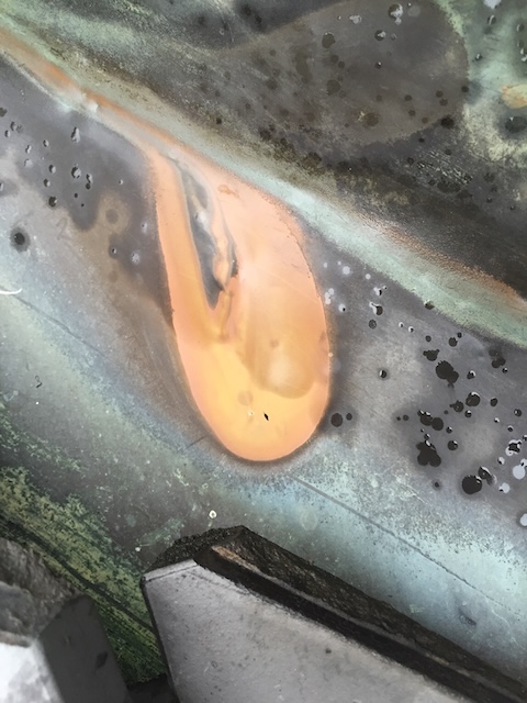 柏原市の現場で見つかった銅製谷板金の巨大な穴。酸性雨による腐食