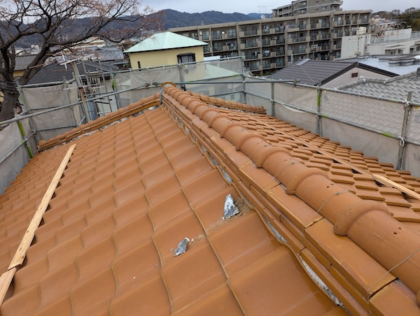 棟瓦の解体作業を開始し内部の劣化状況を確認する職人