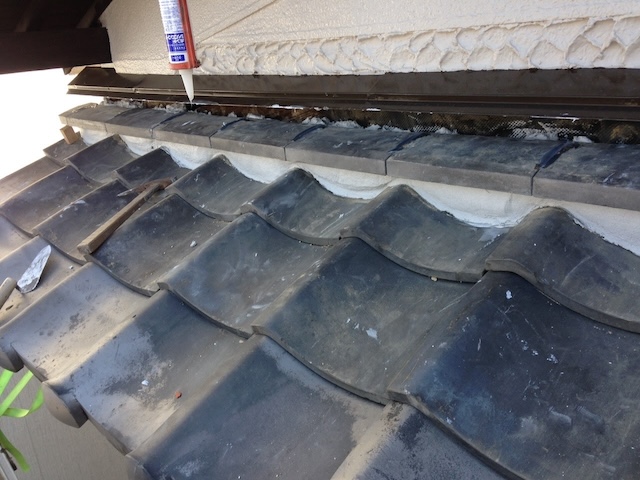 壁と瓦の隙間を専用の変成シリコンコーキングで完全に防水処理し、雨水侵入を防ぐ仕上げ工程