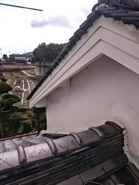 八尾市の入母屋屋根で箕甲（みのこ）部分の漆喰が劣化しひび割れている様子
