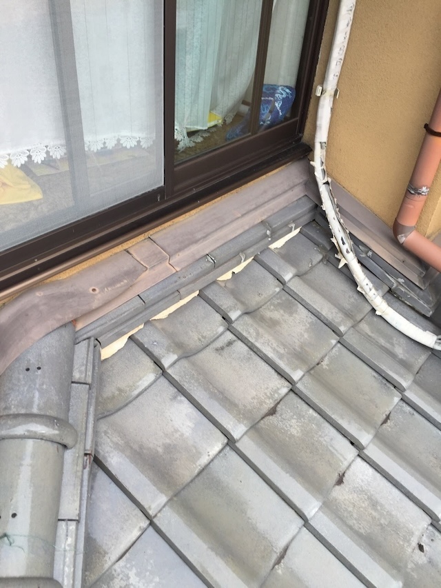 屋根と壁の境目にある板金が浮いて大きな隙間ができている
