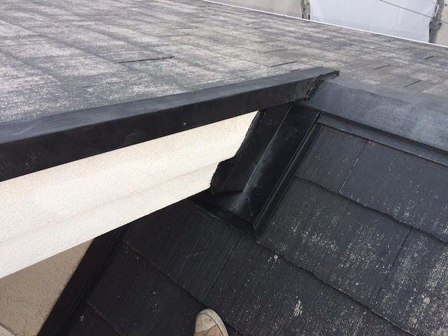 藤井寺市、雨漏り補修後の新しいケラバ板金と雨仕舞い