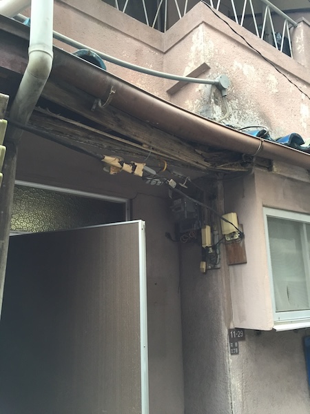 柏原市古町にて雨漏りで完全に腐朽し内部が露出した破風板