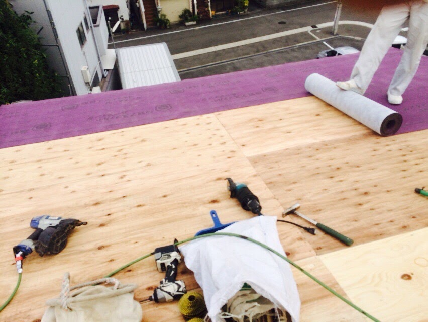  高耐久な改質アスファルトルーフィング（防水紙）の敷設作業 柏原市