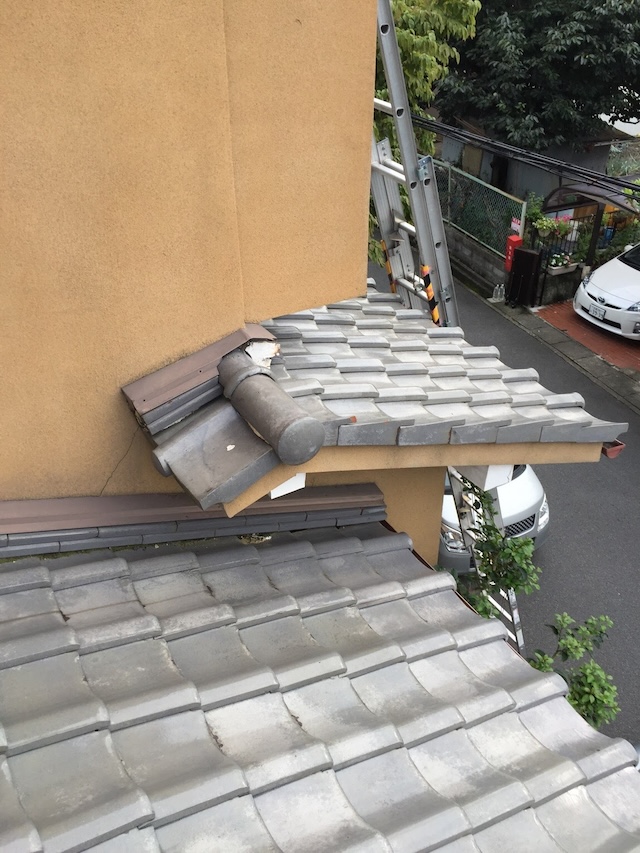 棟瓦のズレと漆喰剥離の状況・東大阪市若江