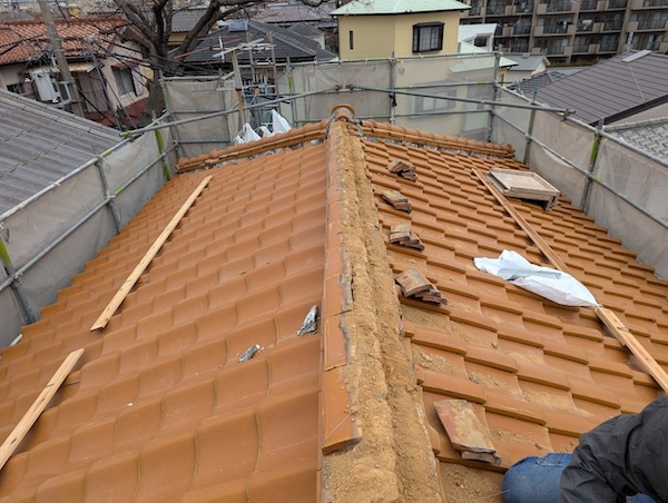 古い土を完全に撤去し清掃された棟の土台部分