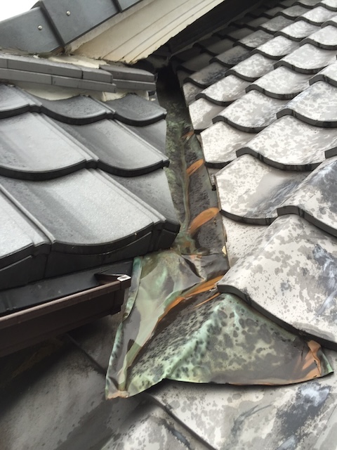 雨漏り原因箇所の特定。谷板金と屋根材の継ぎ目の調査