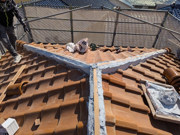 防水性と接着力に優れた南蛮漆喰（白）を隙間なく丁寧に塗り込んだ様子