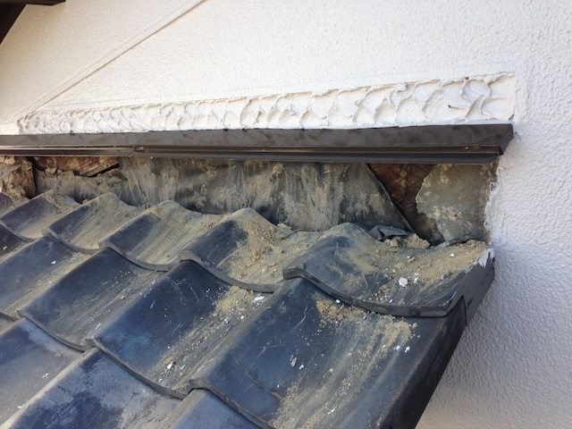 劣化した瓦と土を撤去し、雨水浸入の根本原因を特定する解体作業の様子（八尾市福万寺）