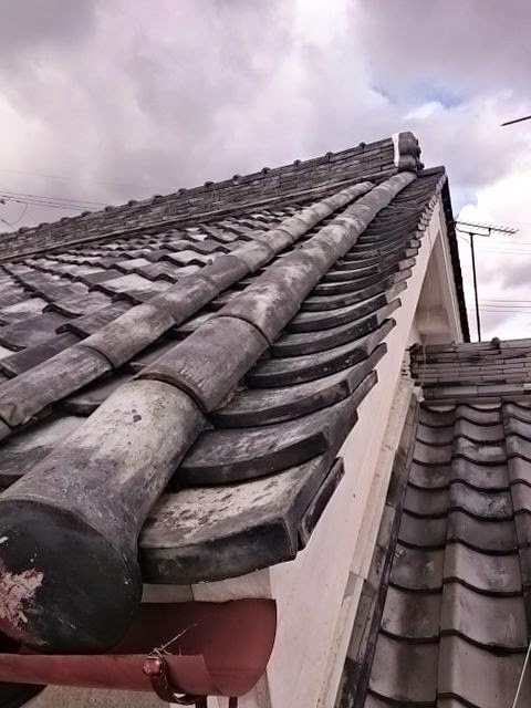 八尾市の現場、棟瓦の積み直しが必要か確認するための目視点検