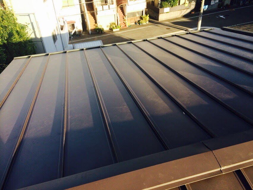 立平葺きカバー工法が完了した強固な金属屋根 柏原市