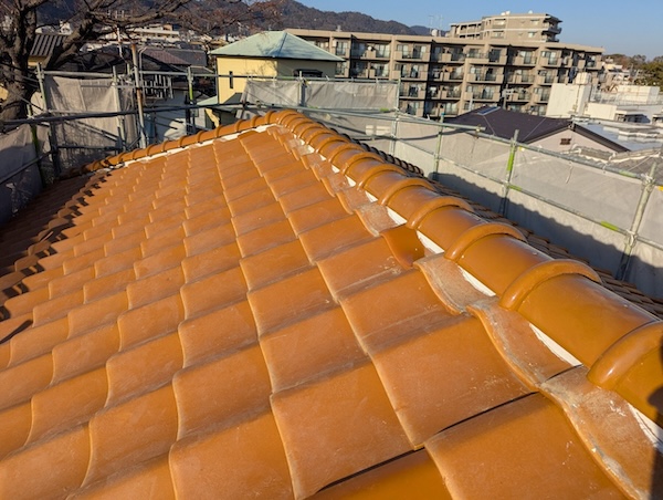 一直線に美しく葺き直され強風や地震にも耐える強靭な棟瓦の仕上がり