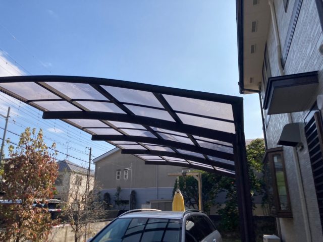 八尾市の戸建て住宅で実施したカーポートと屋根の現地調査の様子