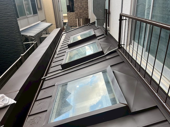 大阪市天王寺区の屋根リフォーム施工後。高耐久のガルバリウム鋼板を使用したカバー工法で、美しい輝きと完全な防水性を取り戻した金属屋根。