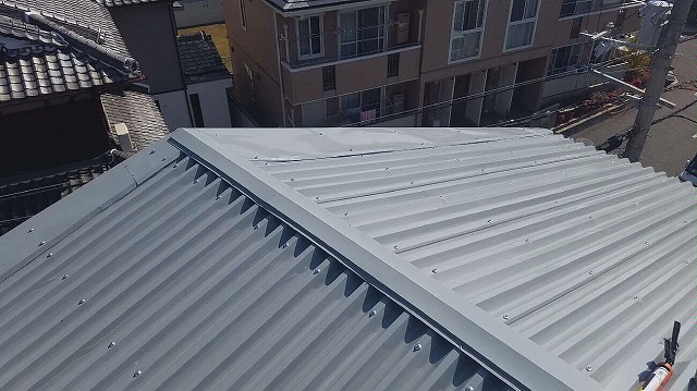 ビスの打ち方一つにもこだわったリファインルーフの精密な仕上げと美しい光沢