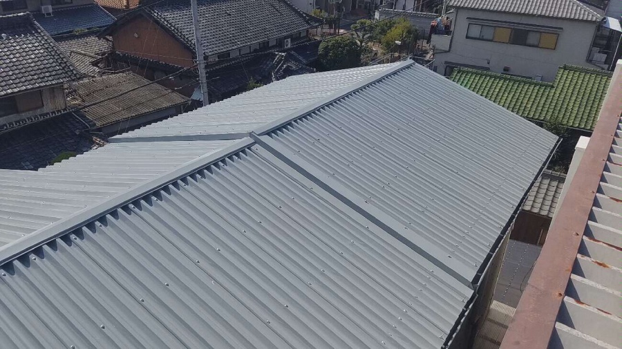 遮熱カバー工法により最新の金属屋根に生まれ変わった施工後の工場全景