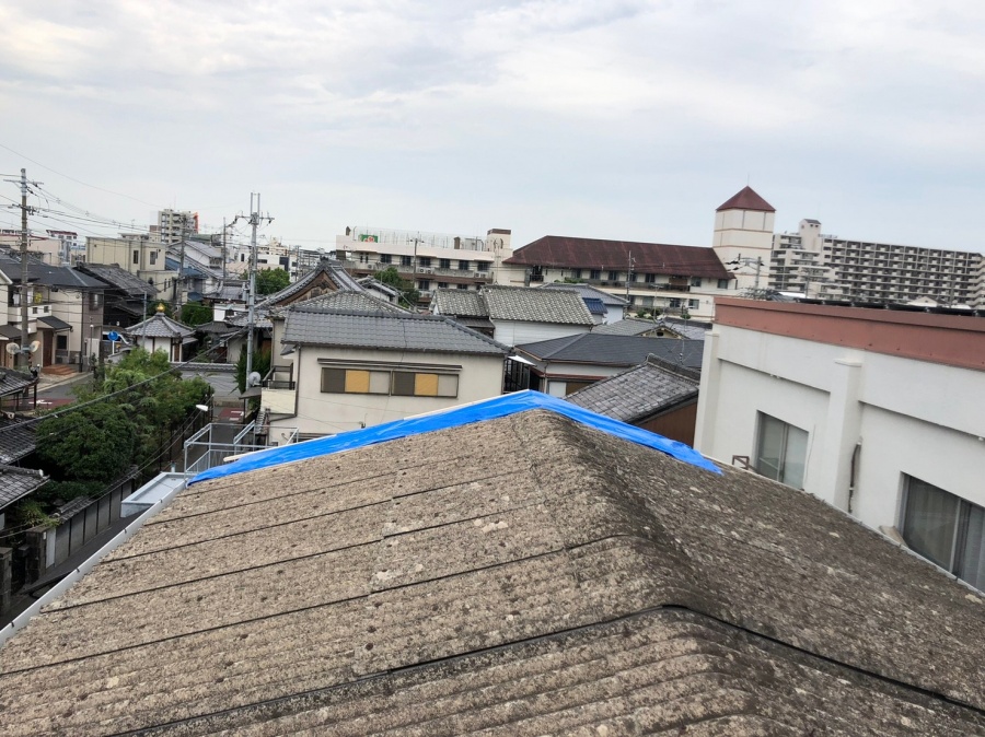 本工事までの雨漏りを防ぐため工場の棟部分に施したブルーシートによる緊急防水処置