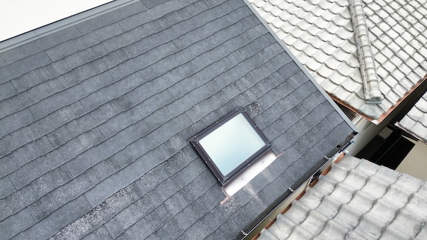 枚方市那須作の雨漏りが発生していたスレート屋根の天窓（施工前）