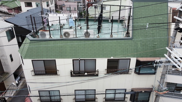 屋上側から俯瞰したアスファルトシングル屋根。一見問題なさそうに見えるが内部の劣化は進行していた