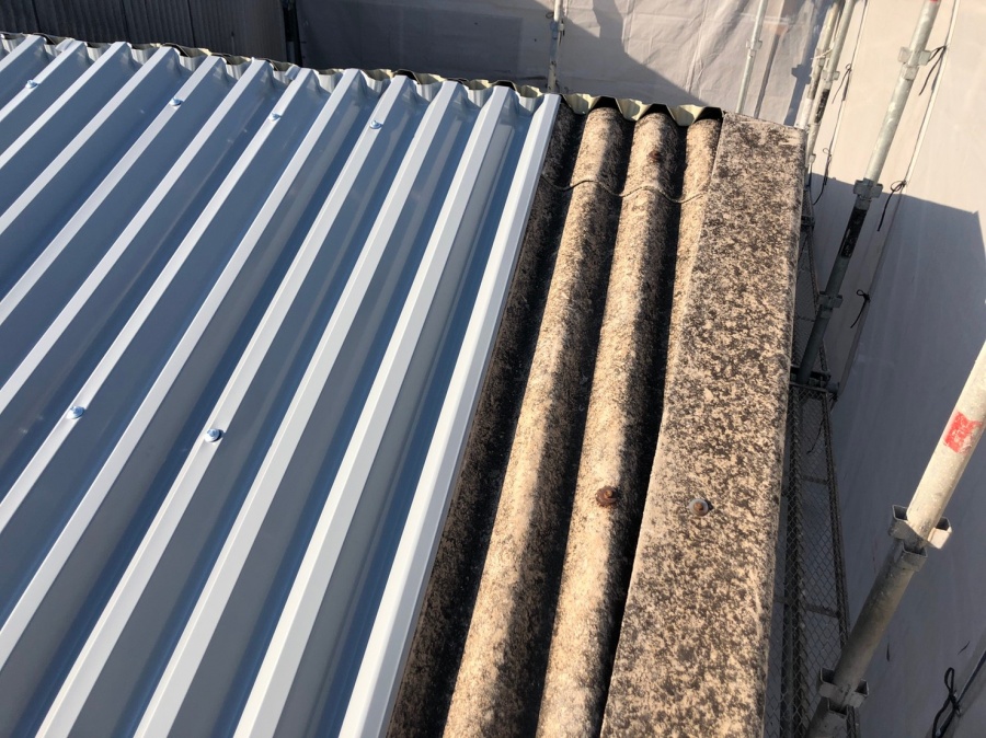 既存の古いスレート屋根の上に新しいリファインルーフを重ねるカバー工法の施工断面