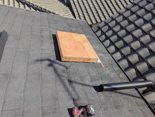 天窓の開口部を塞ぐために、分厚く強靭な構造用合板を設置した下地工程