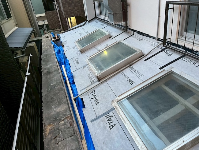 高耐久のTAJIMA製ルーフィング（防水シート）を全面に敷設した状態。