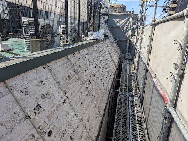 劣化した旧屋根材を完全に撤去し、新しいルーフィングを貼るために徹底的に清掃された屋根下地