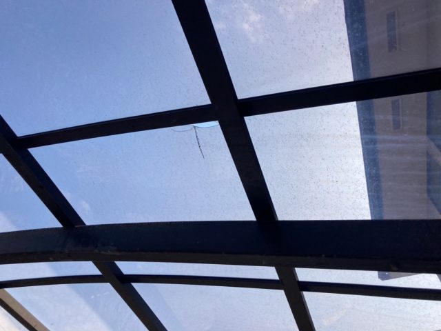 飛来物によって亀裂が入ったカーポートの屋根パネル