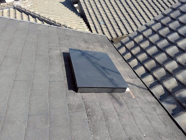 天窓を完全に塞ぎ、ガルバリウム鋼板で美しく仕上げた屋根（施工後）