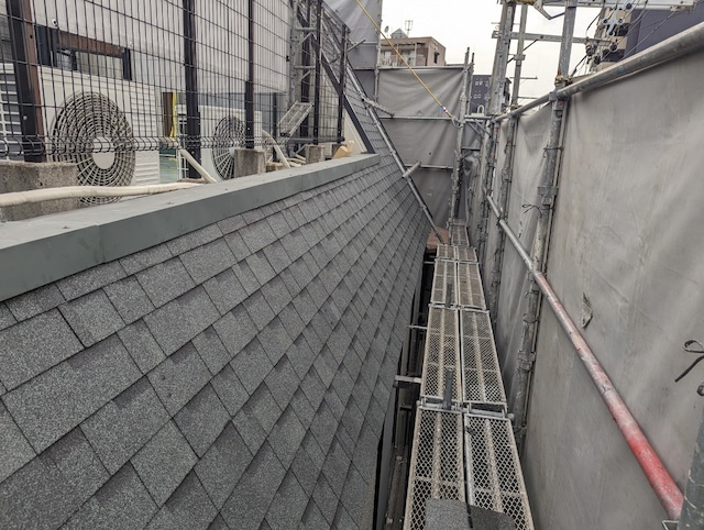 Kチームの熟練の職人技によって隙間なく美しく葺き替えられ、完全な安全を取り戻した施工後の屋根全景