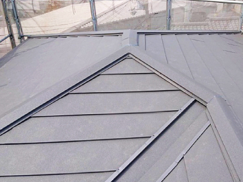 施工後のルバリウム鋼板に葺き替えた屋根