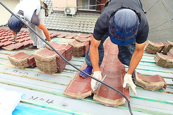 新しい防水紙の上に既存の瓦屋根を葺き直し